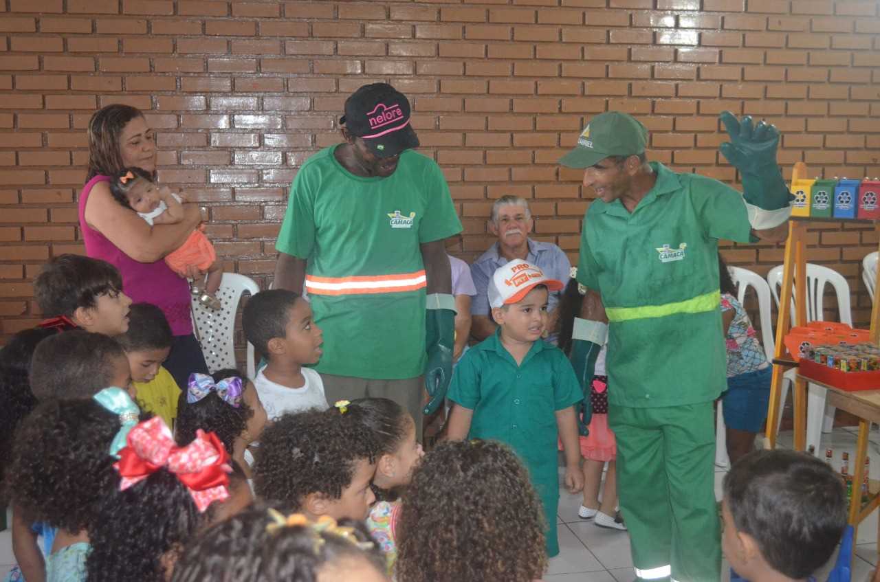 Camacã: Criança fã de Frank, o caminhão de Lixo, comemora aniversário com funcionários da limpeza
